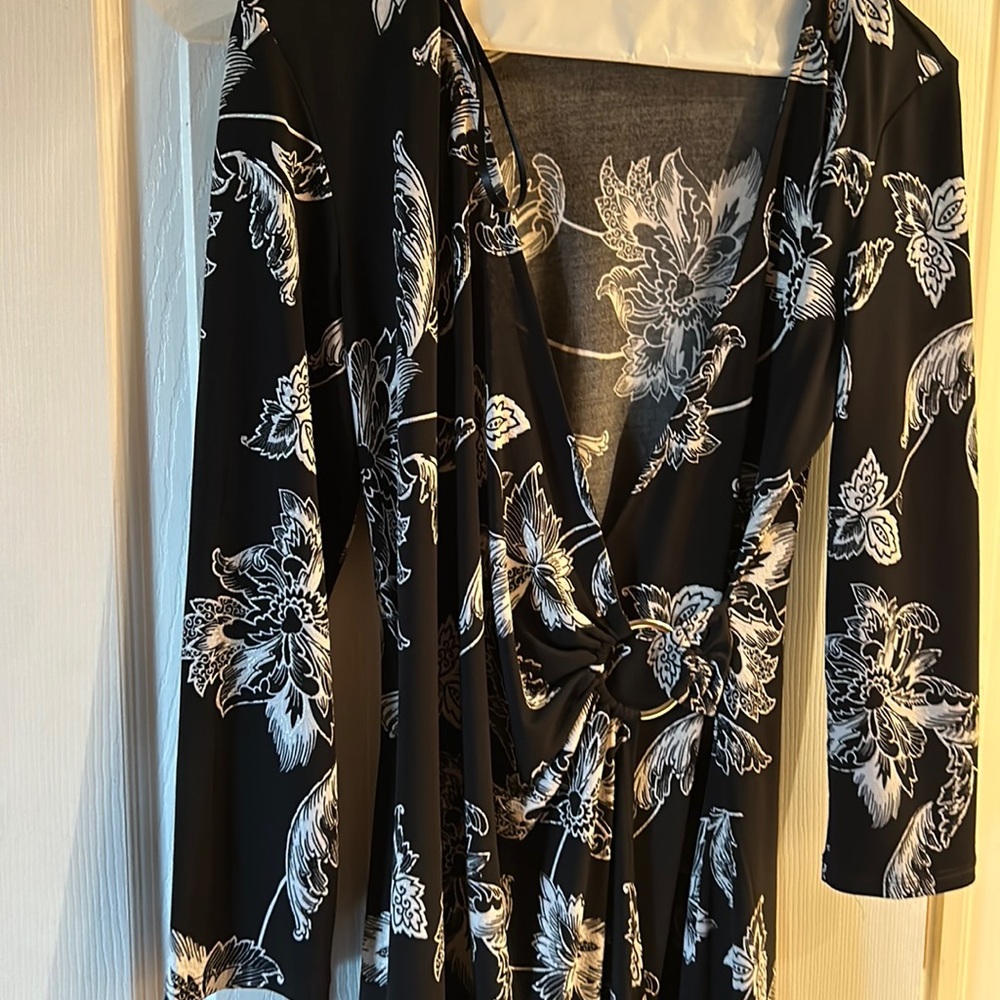 Black and white faux wrap with buckle size 6 made in Egypt. Worn only once